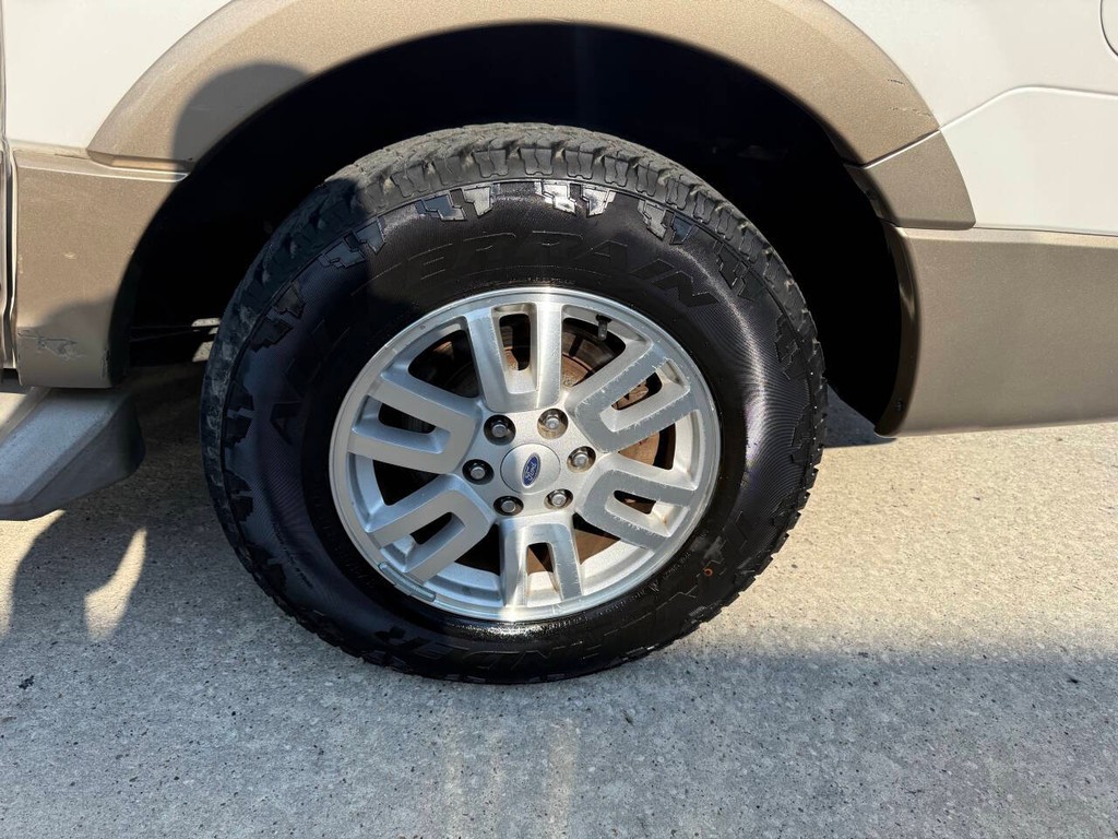 Ford Expedition EL Vehicle Full-screen Gallery Image 37