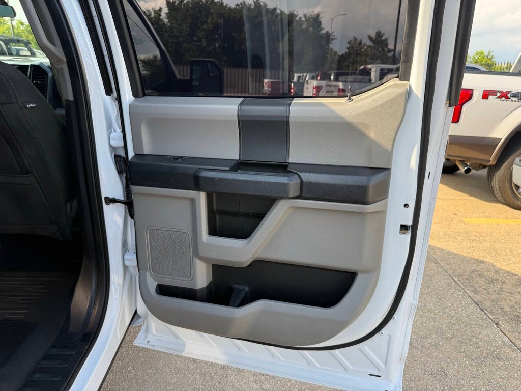 Ford F-150 Vehicle Full-screen Gallery Image 16