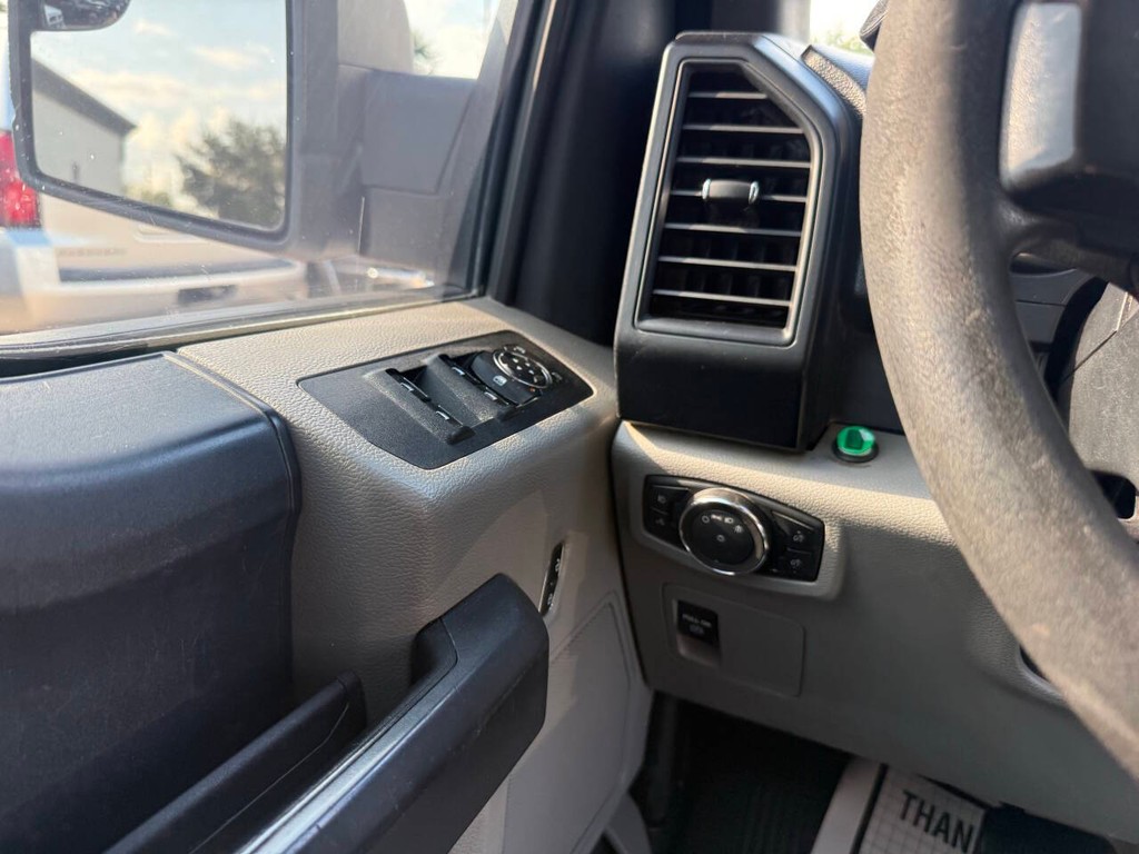 Ford F-150 Vehicle Full-screen Gallery Image 30