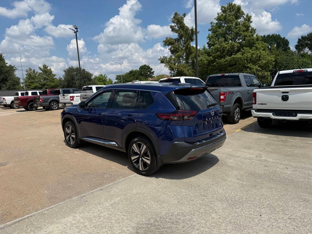 Nissan Rogue Vehicle Full-screen Gallery Image 04