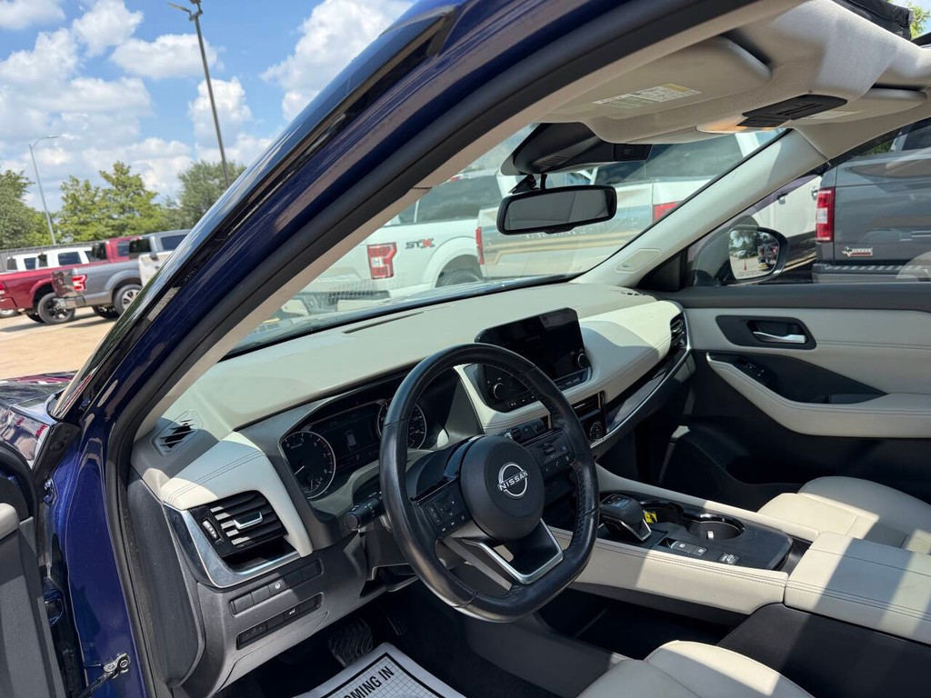 Nissan Rogue Vehicle Full-screen Gallery Image 06