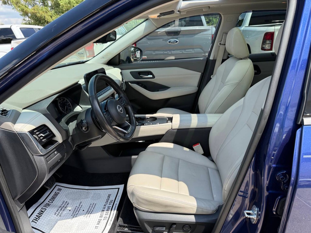 Nissan Rogue Vehicle Full-screen Gallery Image 07