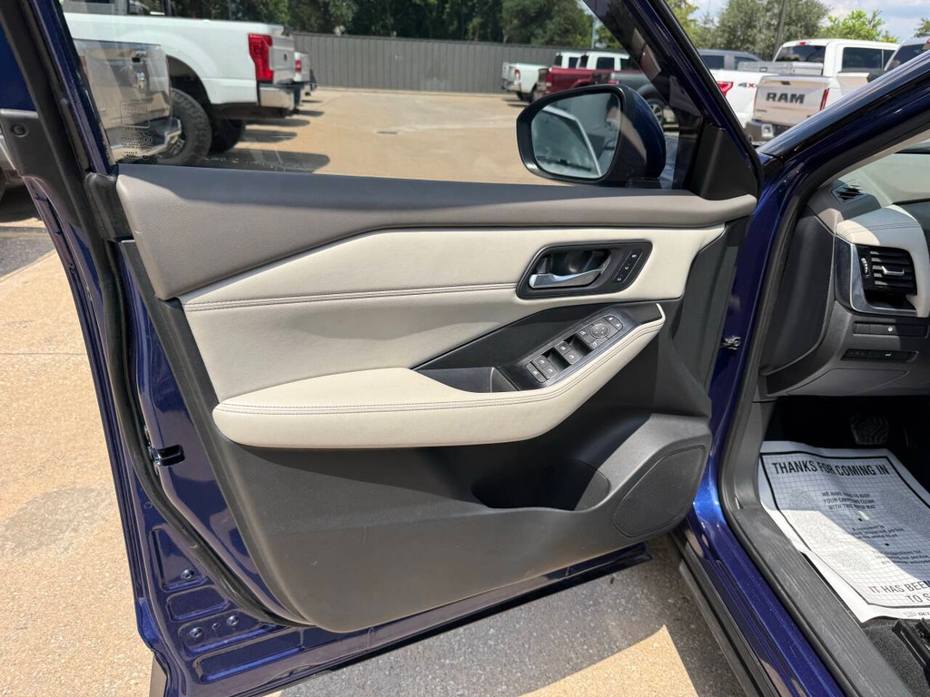 Nissan Rogue Vehicle Full-screen Gallery Image 08