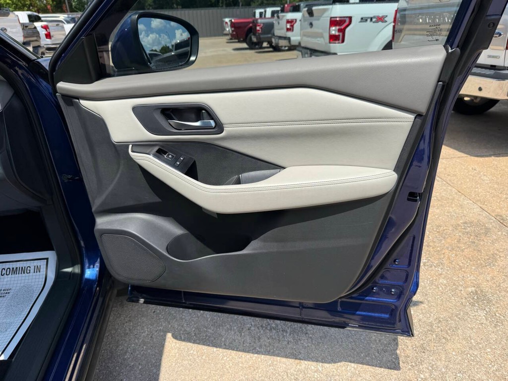 Nissan Rogue Vehicle Full-screen Gallery Image 11