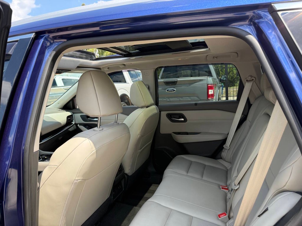 Nissan Rogue Vehicle Full-screen Gallery Image 12