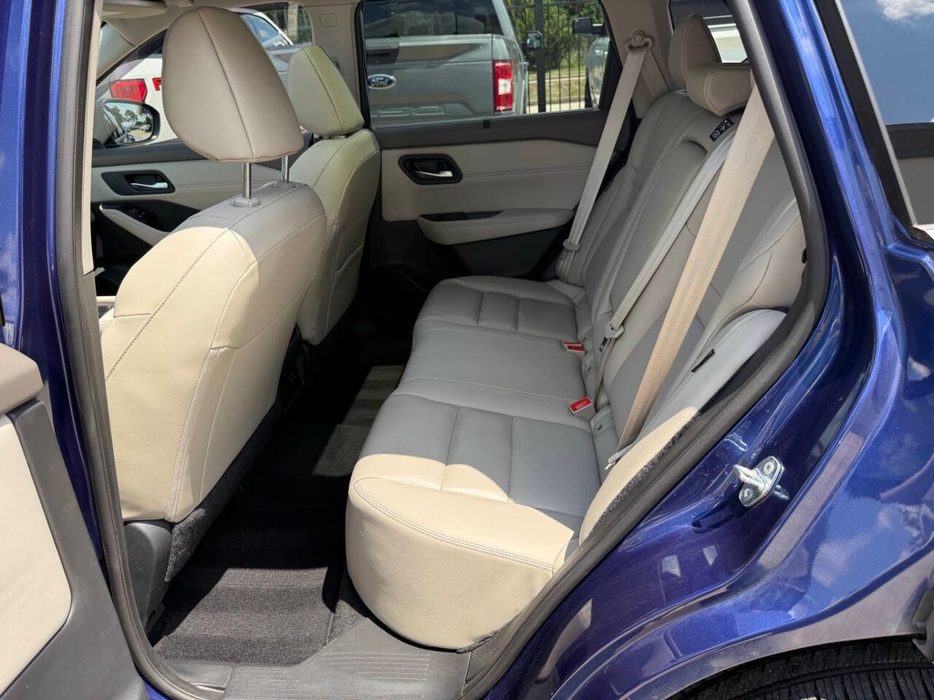 Nissan Rogue Vehicle Full-screen Gallery Image 13