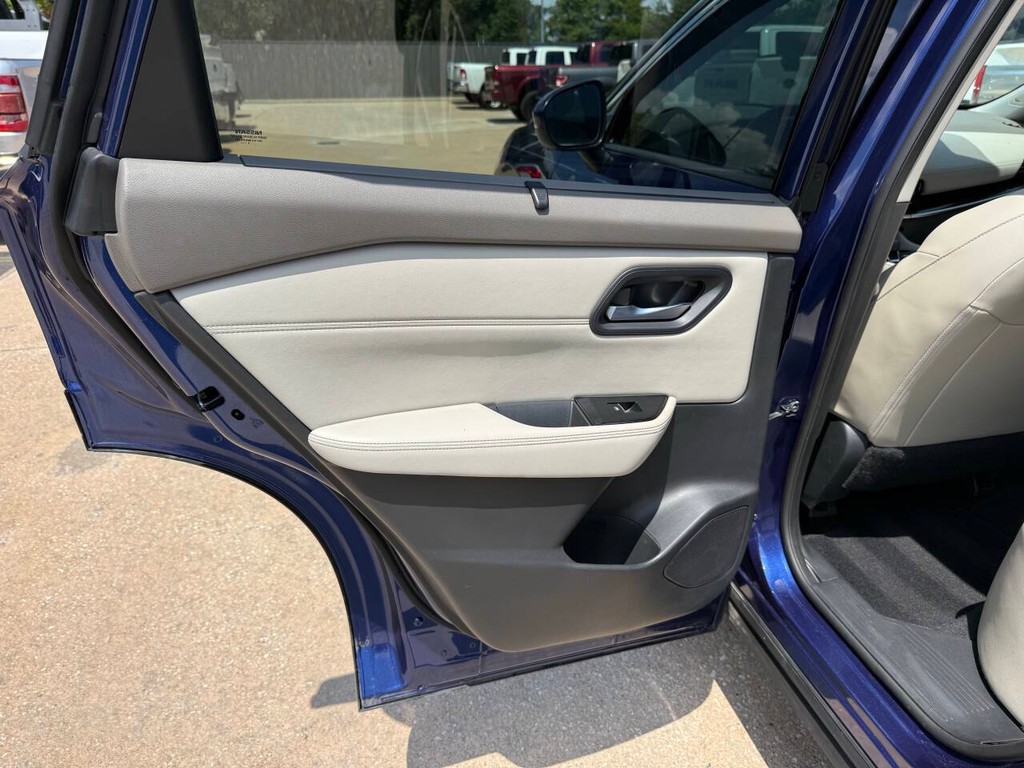 Nissan Rogue Vehicle Full-screen Gallery Image 14