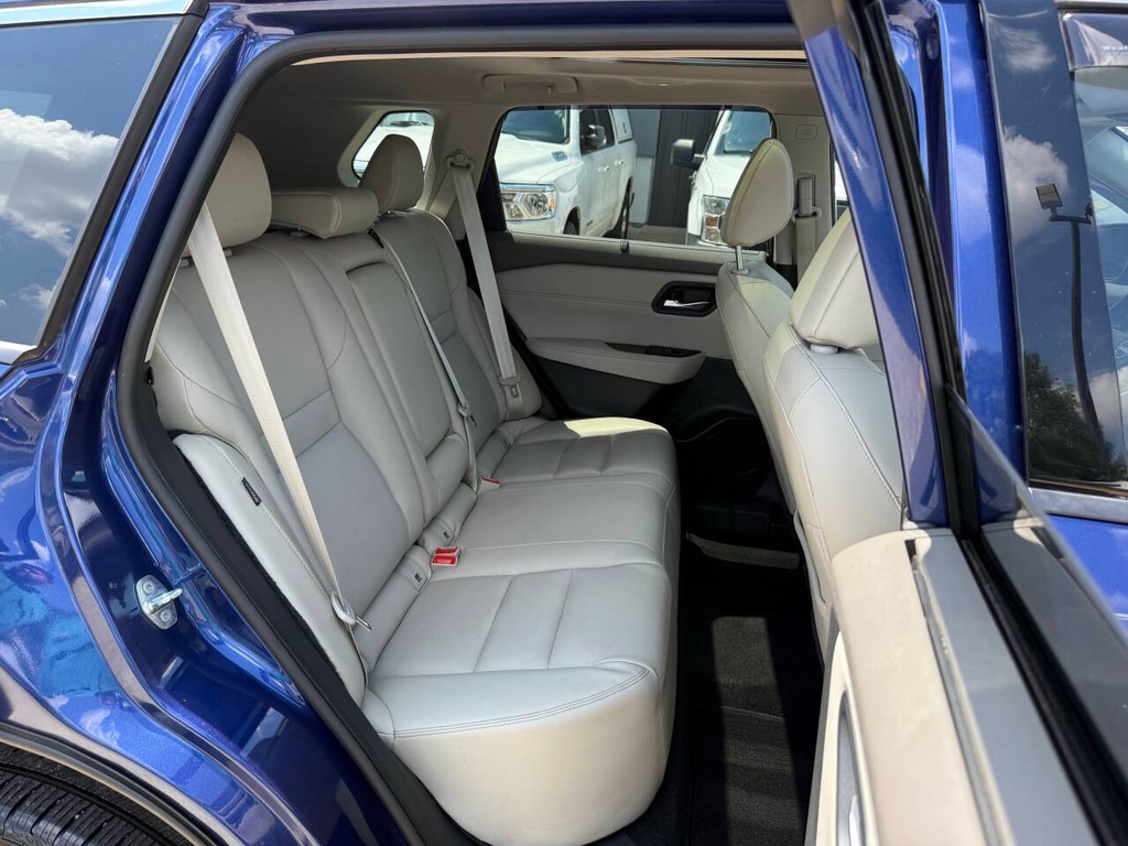 Nissan Rogue Vehicle Full-screen Gallery Image 15