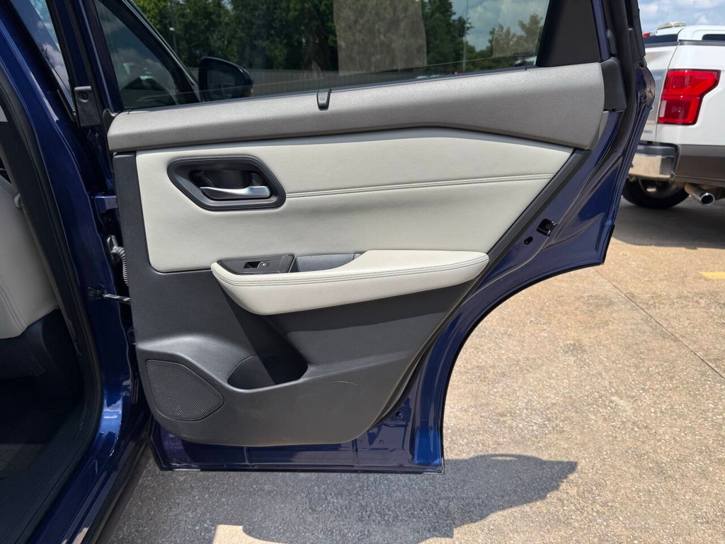 Nissan Rogue Vehicle Full-screen Gallery Image 16