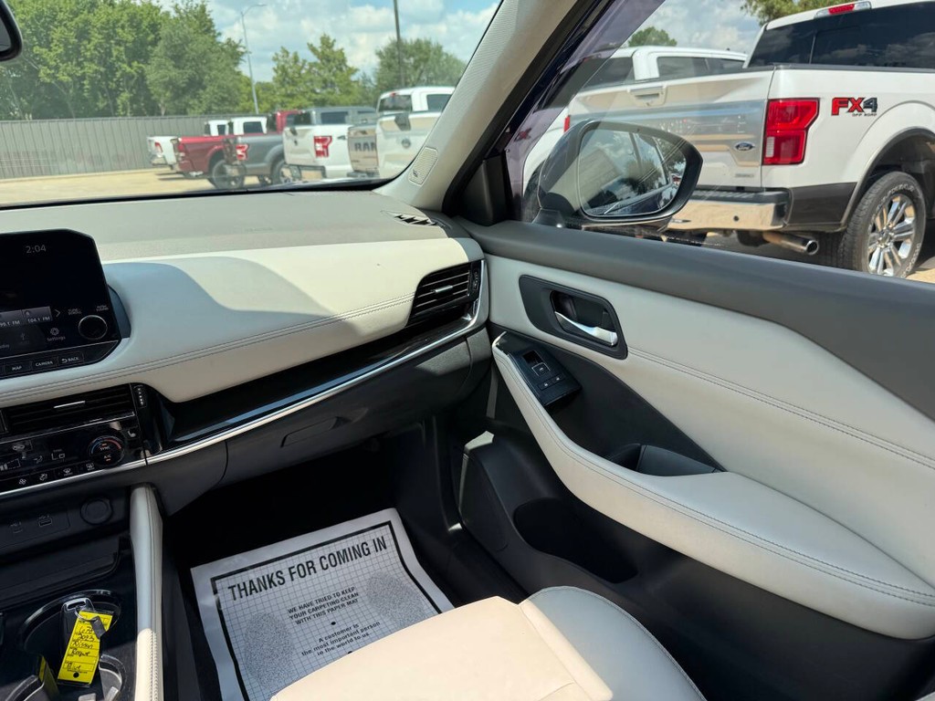 Nissan Rogue Vehicle Full-screen Gallery Image 20