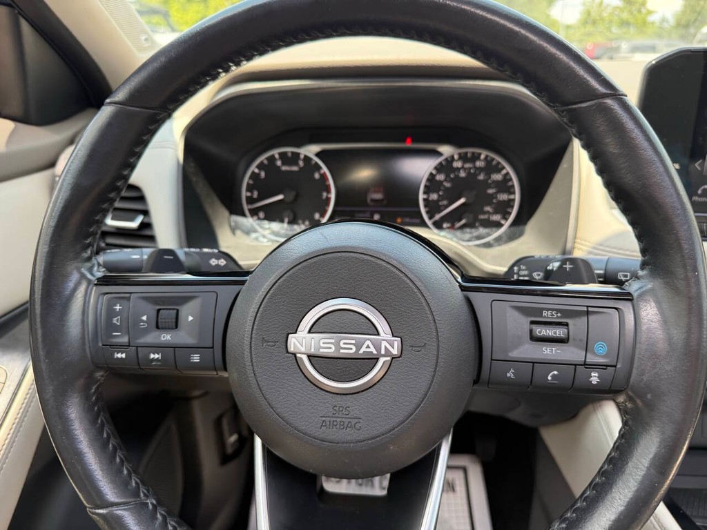 Nissan Rogue Vehicle Full-screen Gallery Image 23