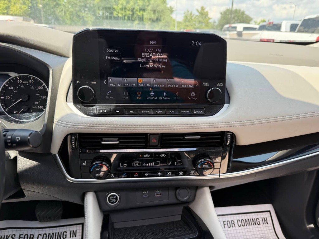 Nissan Rogue Vehicle Full-screen Gallery Image 24