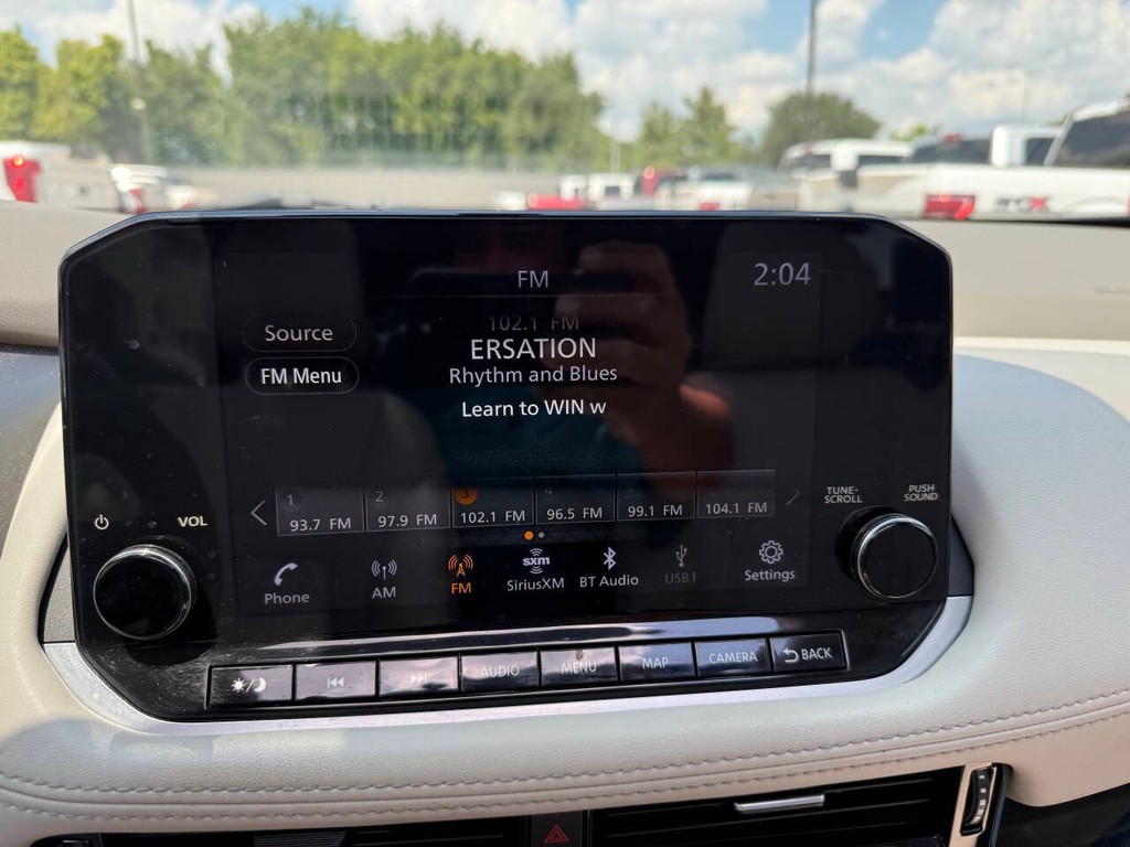 Nissan Rogue Vehicle Full-screen Gallery Image 25