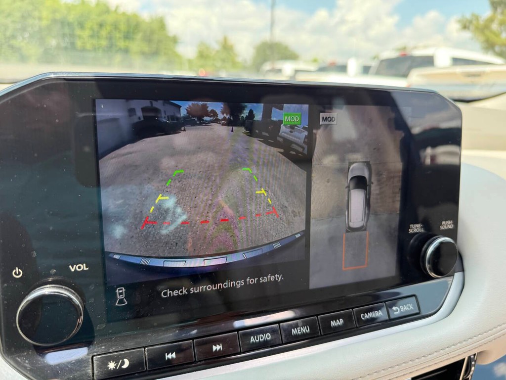 Nissan Rogue Vehicle Full-screen Gallery Image 27