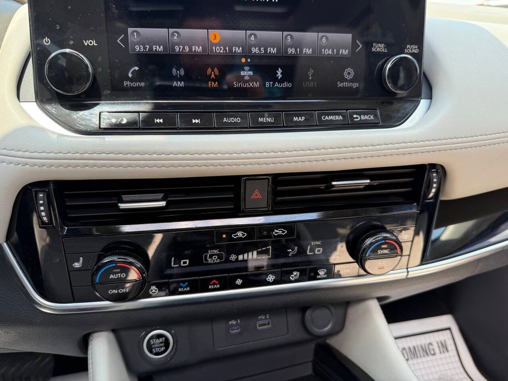 Nissan Rogue Vehicle Full-screen Gallery Image 28