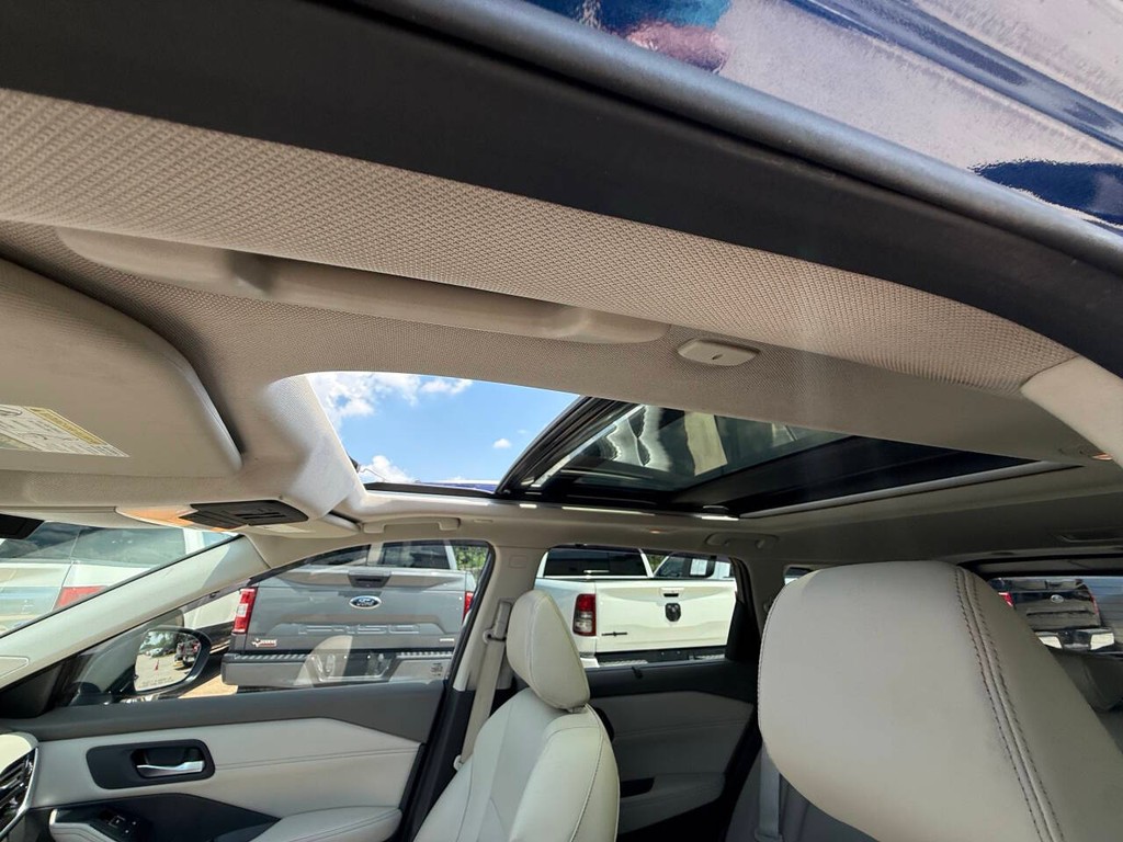 Nissan Rogue Vehicle Full-screen Gallery Image 31