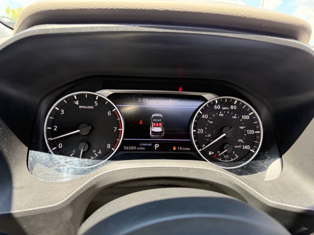 Nissan Rogue Vehicle Full-screen Gallery Image 33