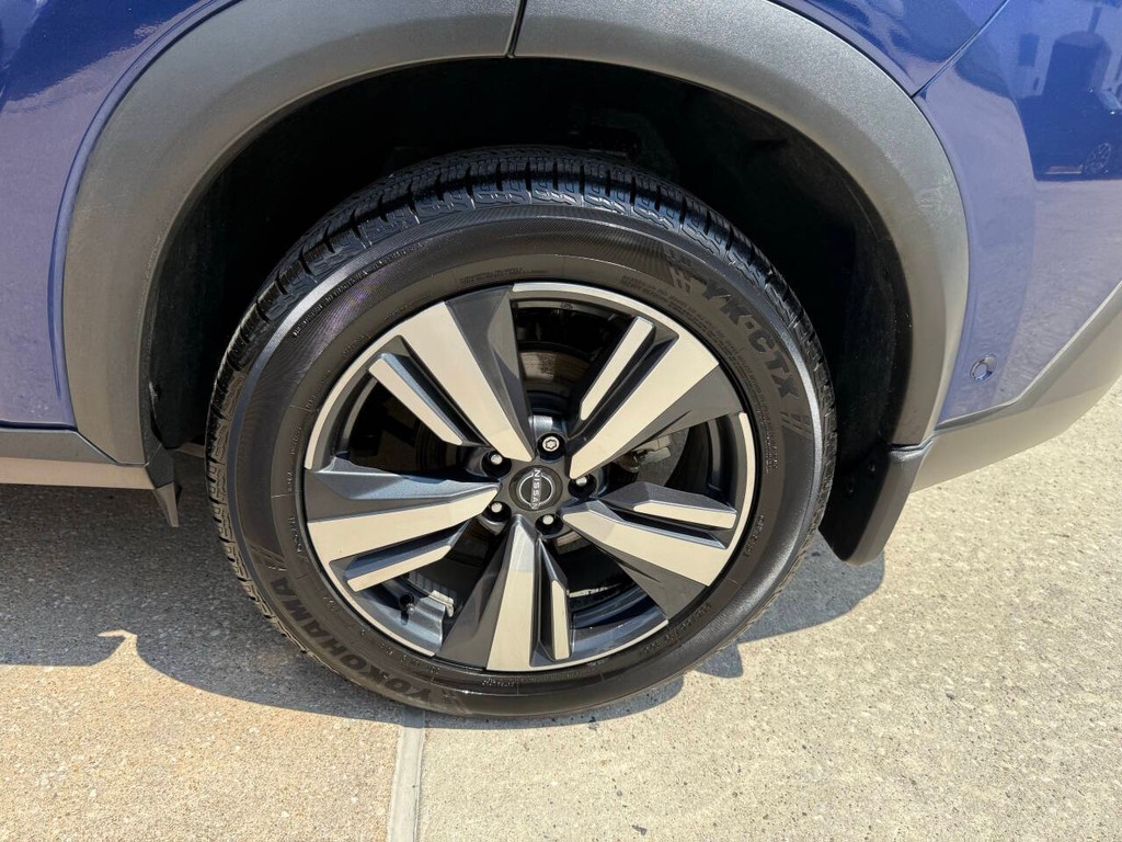 Nissan Rogue Vehicle Full-screen Gallery Image 38