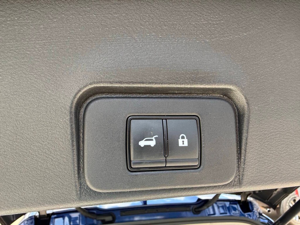 Nissan Rogue Vehicle Full-screen Gallery Image 40