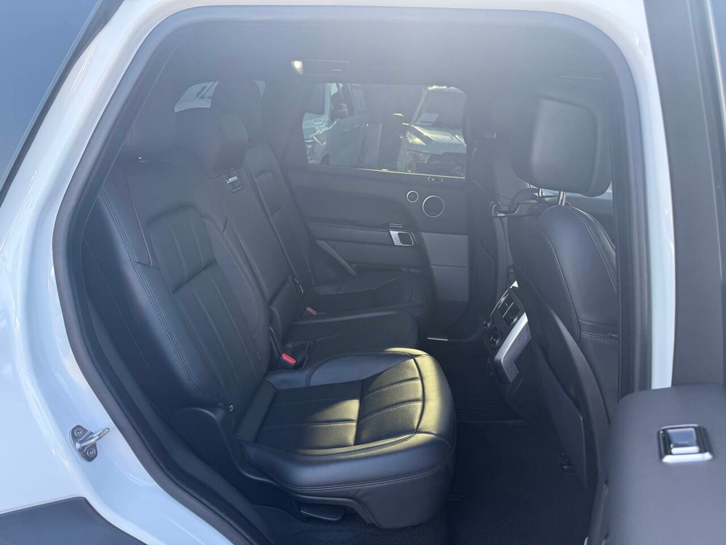 Land Rover Range Rover Sport Vehicle Full-screen Gallery Image 15