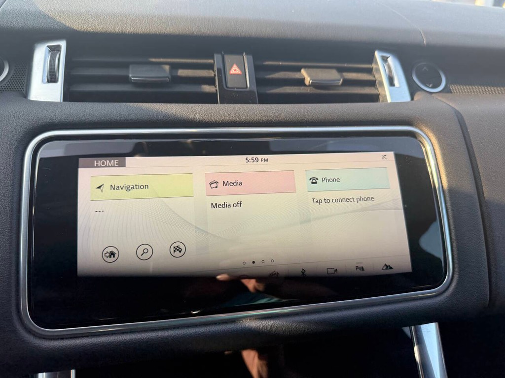 Land Rover Range Rover Sport Vehicle Full-screen Gallery Image 25