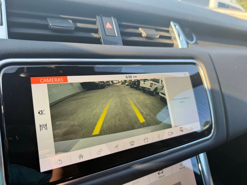 Land Rover Range Rover Sport Vehicle Full-screen Gallery Image 26