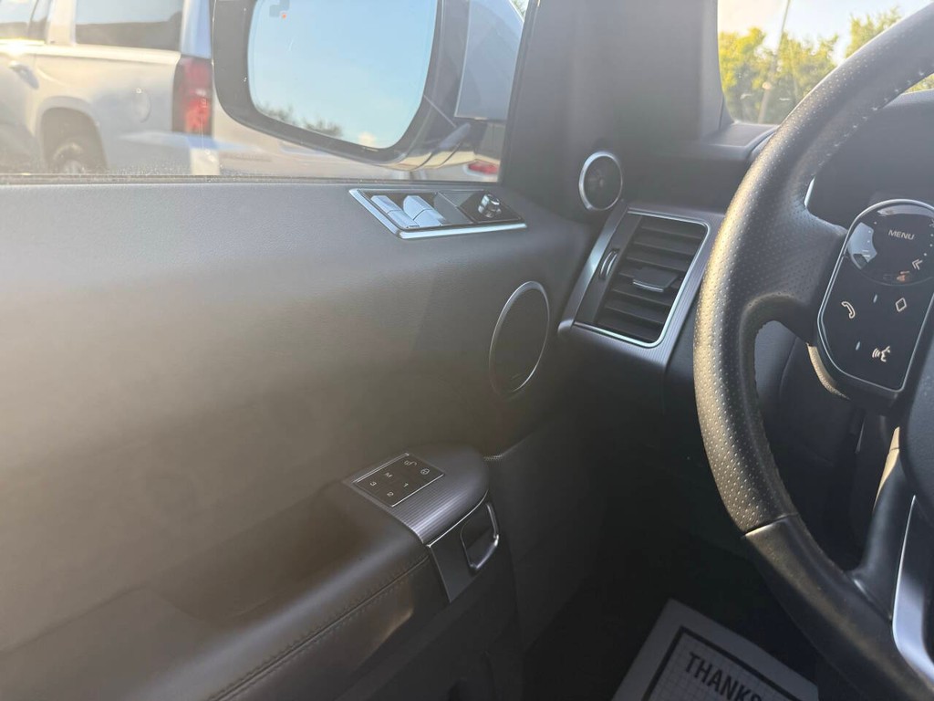 Land Rover Range Rover Sport Vehicle Full-screen Gallery Image 30