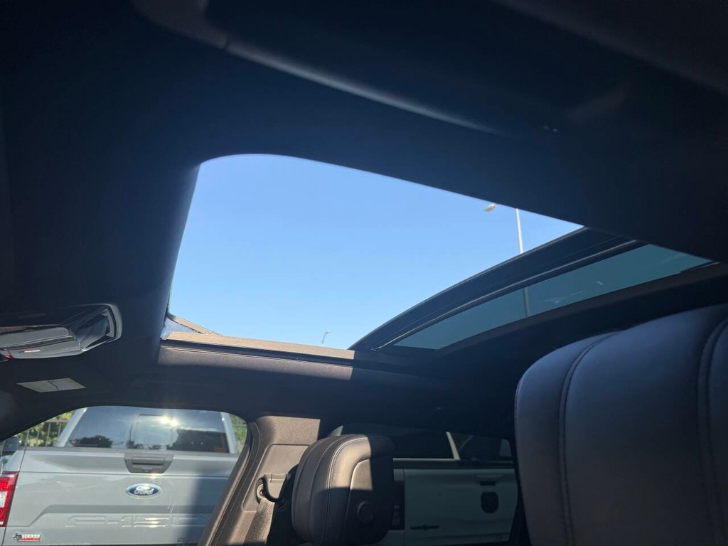 Land Rover Range Rover Sport Vehicle Full-screen Gallery Image 31