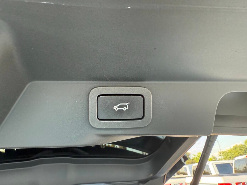 Land Rover Range Rover Sport Vehicle Full-screen Gallery Image 39