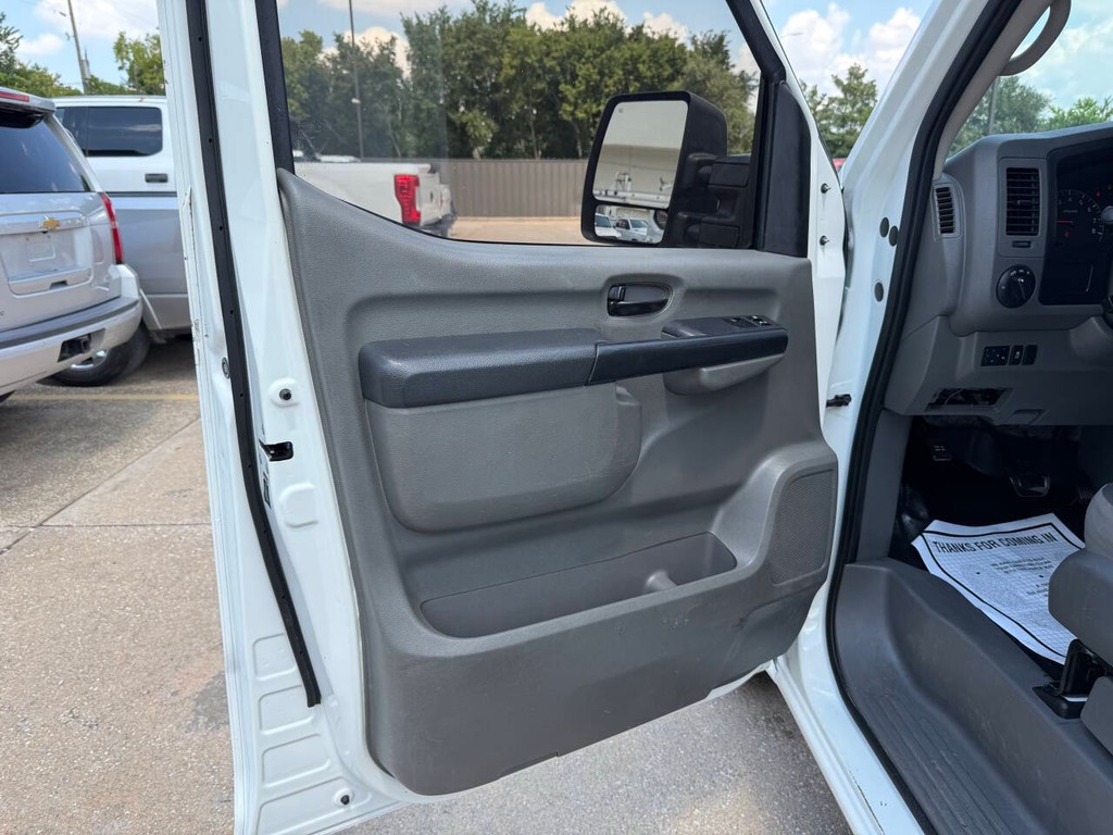 Nissan NV Cargo Vehicle Full-screen Gallery Image 08