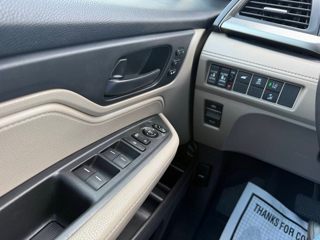 Honda Odyssey Vehicle Full-screen Gallery Image 32