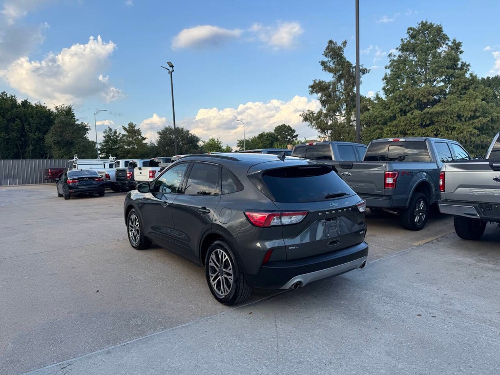 Ford Escape Vehicle Full-screen Gallery Image 04