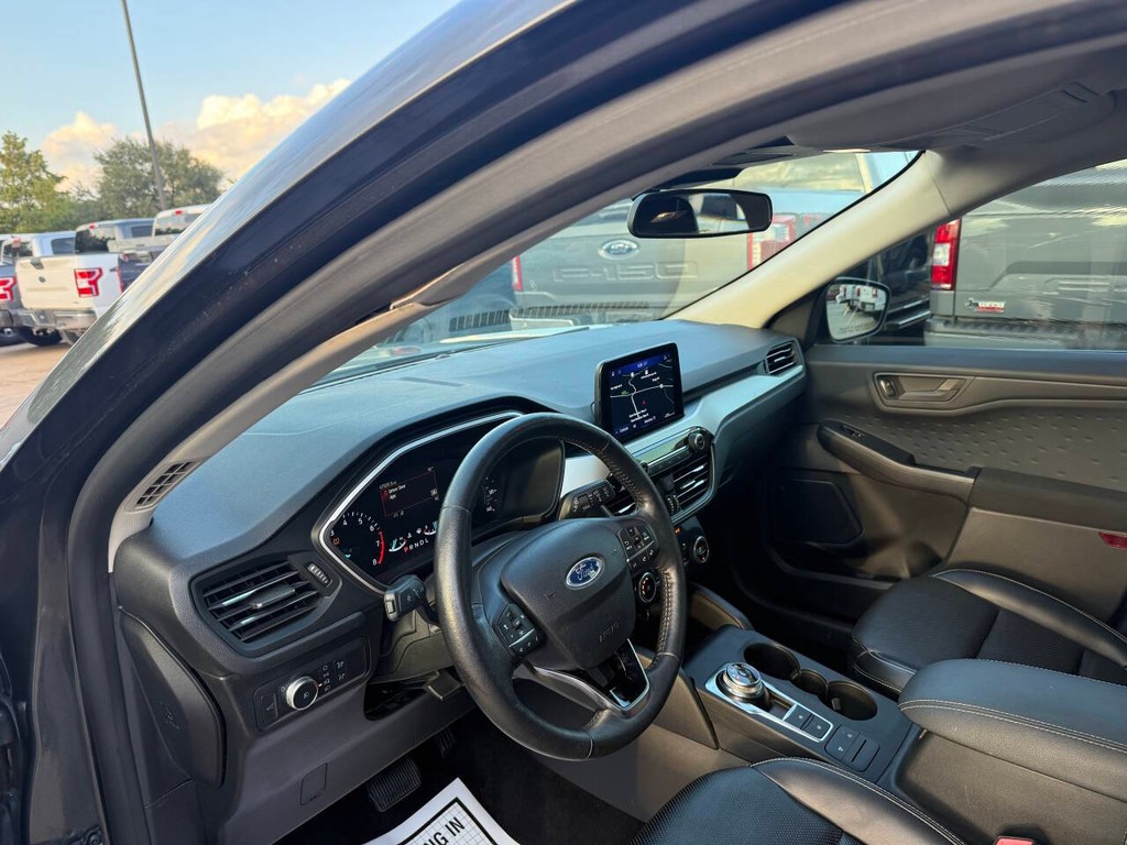 Ford Escape Vehicle Full-screen Gallery Image 06