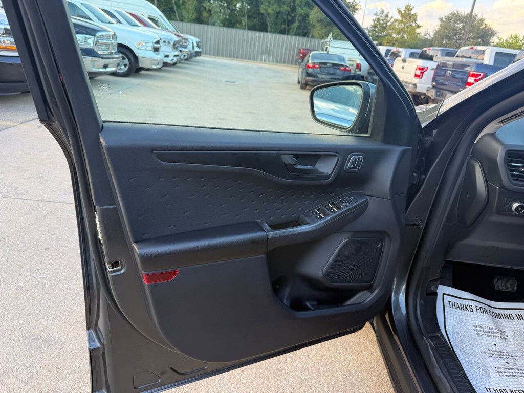 Ford Escape Vehicle Full-screen Gallery Image 08