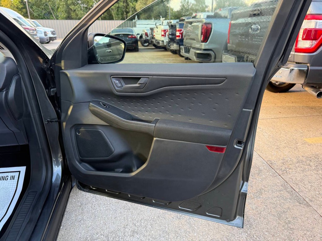 Ford Escape Vehicle Full-screen Gallery Image 11