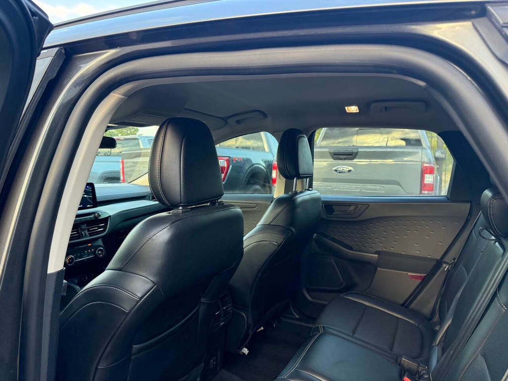 Ford Escape Vehicle Full-screen Gallery Image 12