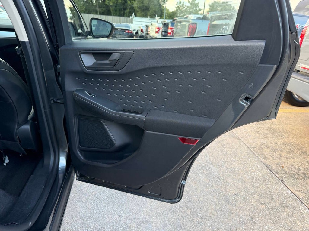 Ford Escape Vehicle Full-screen Gallery Image 16