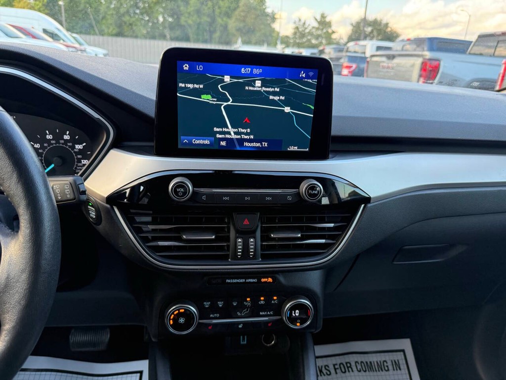 Ford Escape Vehicle Full-screen Gallery Image 24