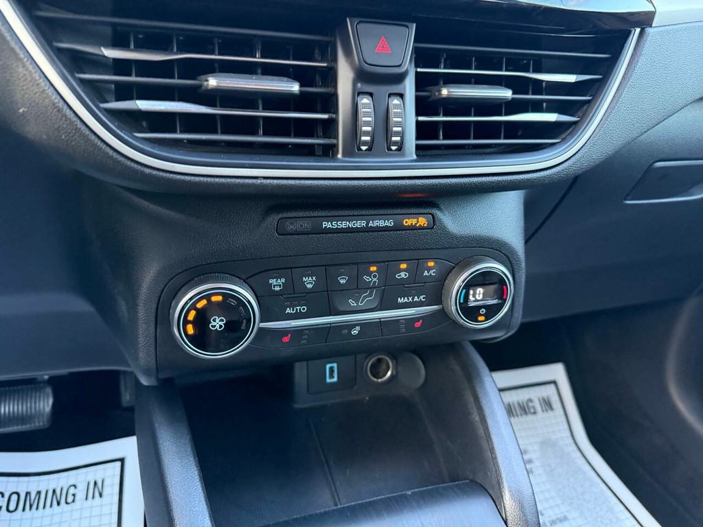 Ford Escape Vehicle Full-screen Gallery Image 28