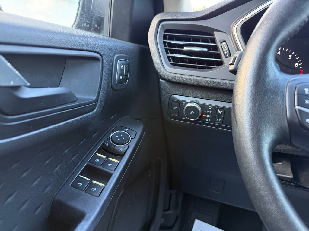 Ford Escape Vehicle Full-screen Gallery Image 30