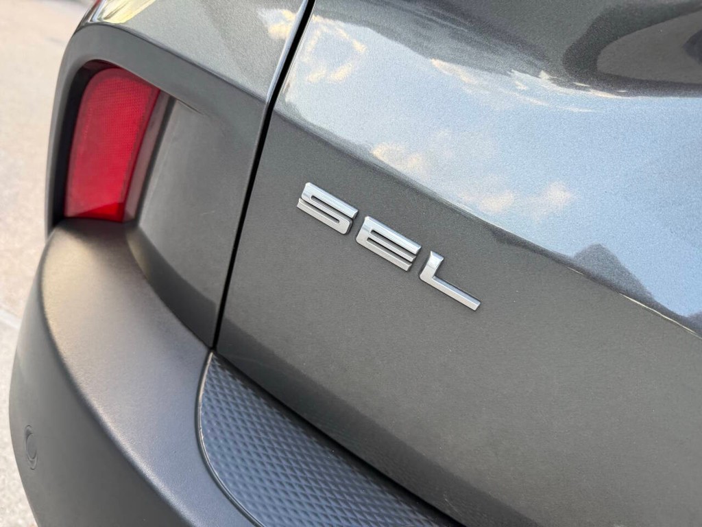 Ford Escape Vehicle Full-screen Gallery Image 38