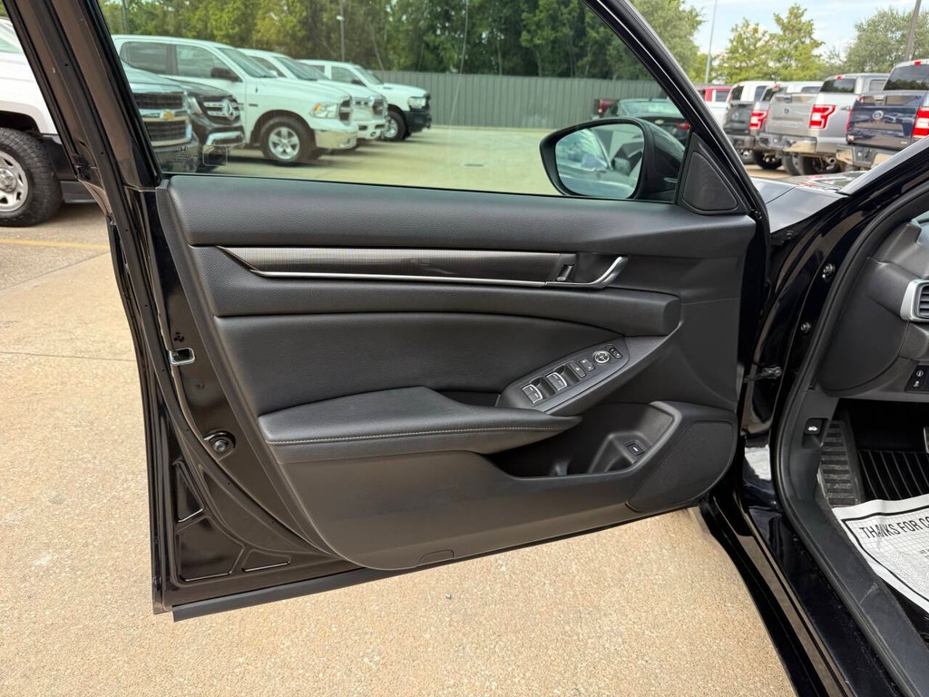 Honda Accord Sedan Vehicle Full-screen Gallery Image 08