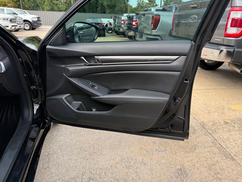 Honda Accord Sedan Vehicle Full-screen Gallery Image 11