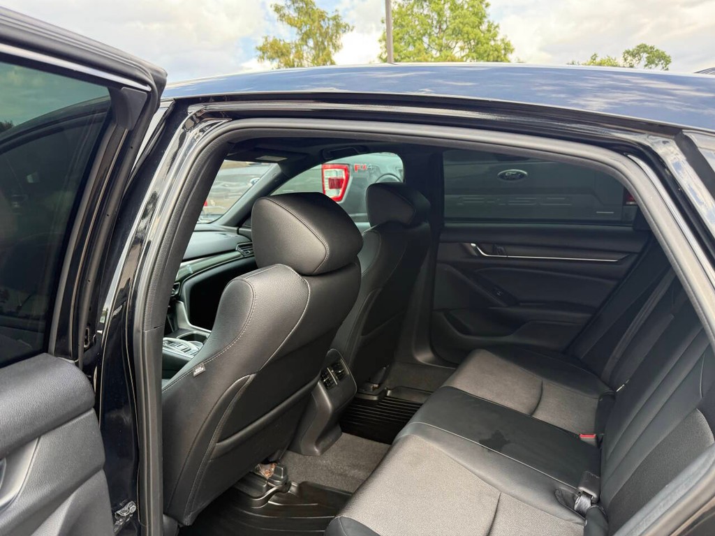 Honda Accord Sedan Vehicle Full-screen Gallery Image 12