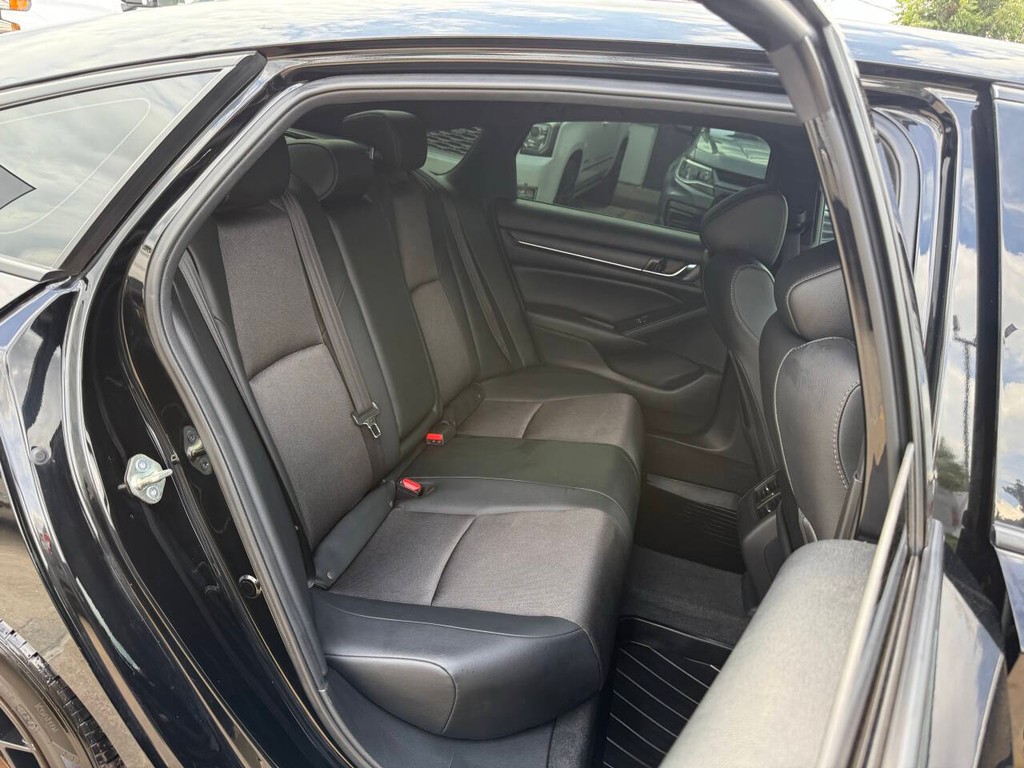 Honda Accord Sedan Vehicle Full-screen Gallery Image 15