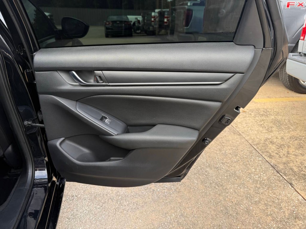 Honda Accord Sedan Vehicle Full-screen Gallery Image 16