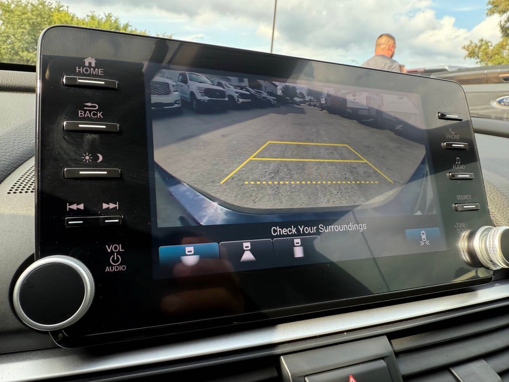 Honda Accord Sedan Vehicle Full-screen Gallery Image 26