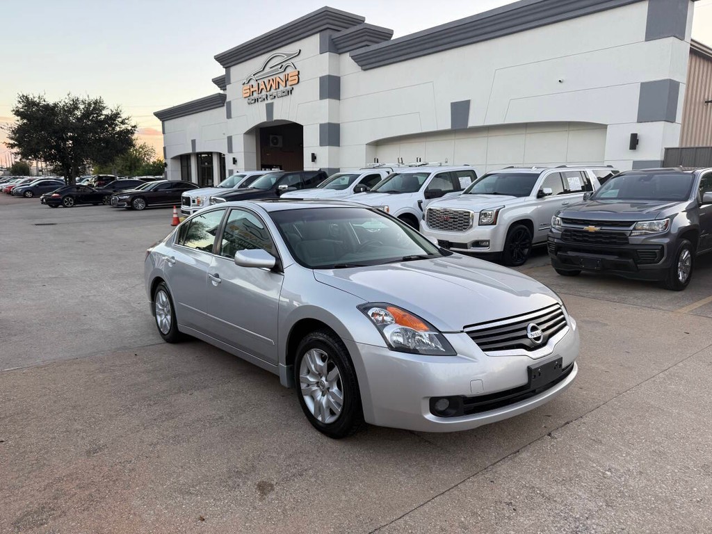 Nissan Altima Vehicle Full-screen Gallery Image 02