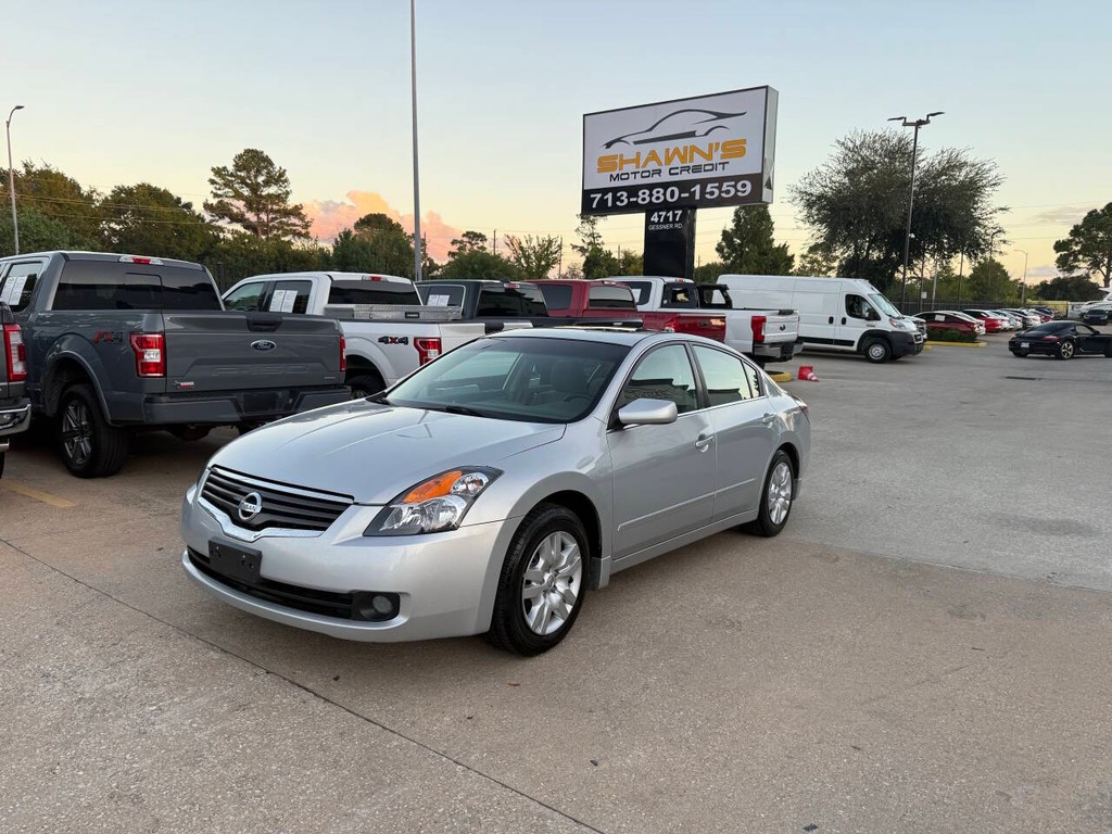 Nissan Altima Vehicle Full-screen Gallery Image 03