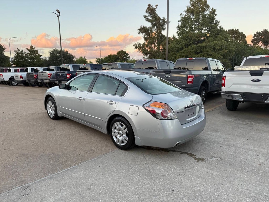 Nissan Altima Vehicle Full-screen Gallery Image 04